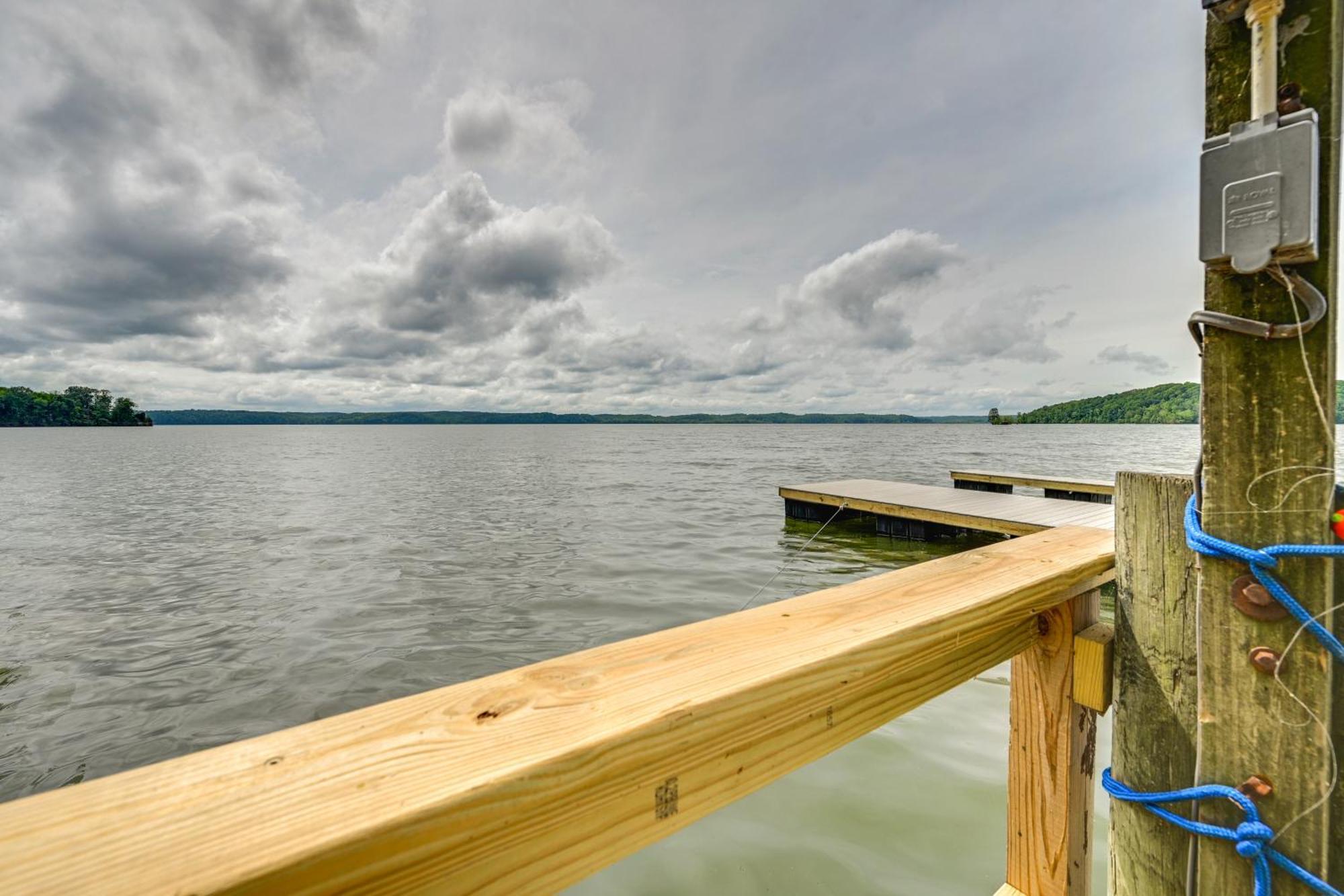 Fox Berry Hill - Lakefront With Dock, Launch & Hot Tub Waverly Exterior photo