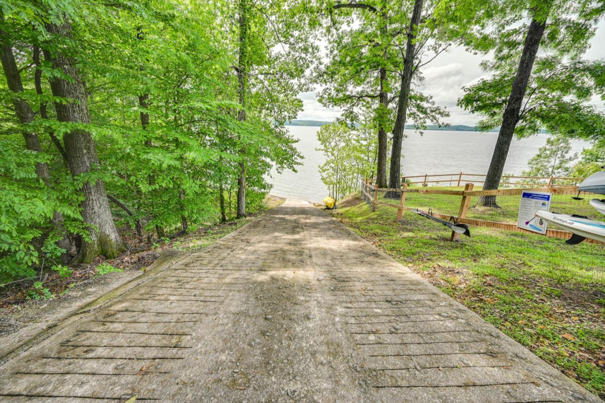 Fox Berry Hill - Lakefront With Dock, Launch & Hot Tub Waverly Exterior photo