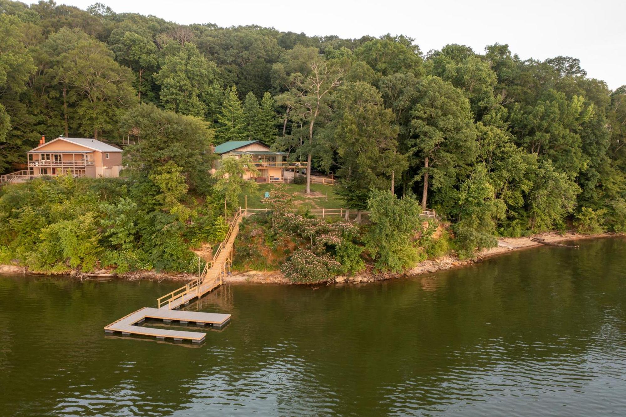 Fox Berry Hill - Lakefront With Dock, Launch & Hot Tub Waverly Exterior photo