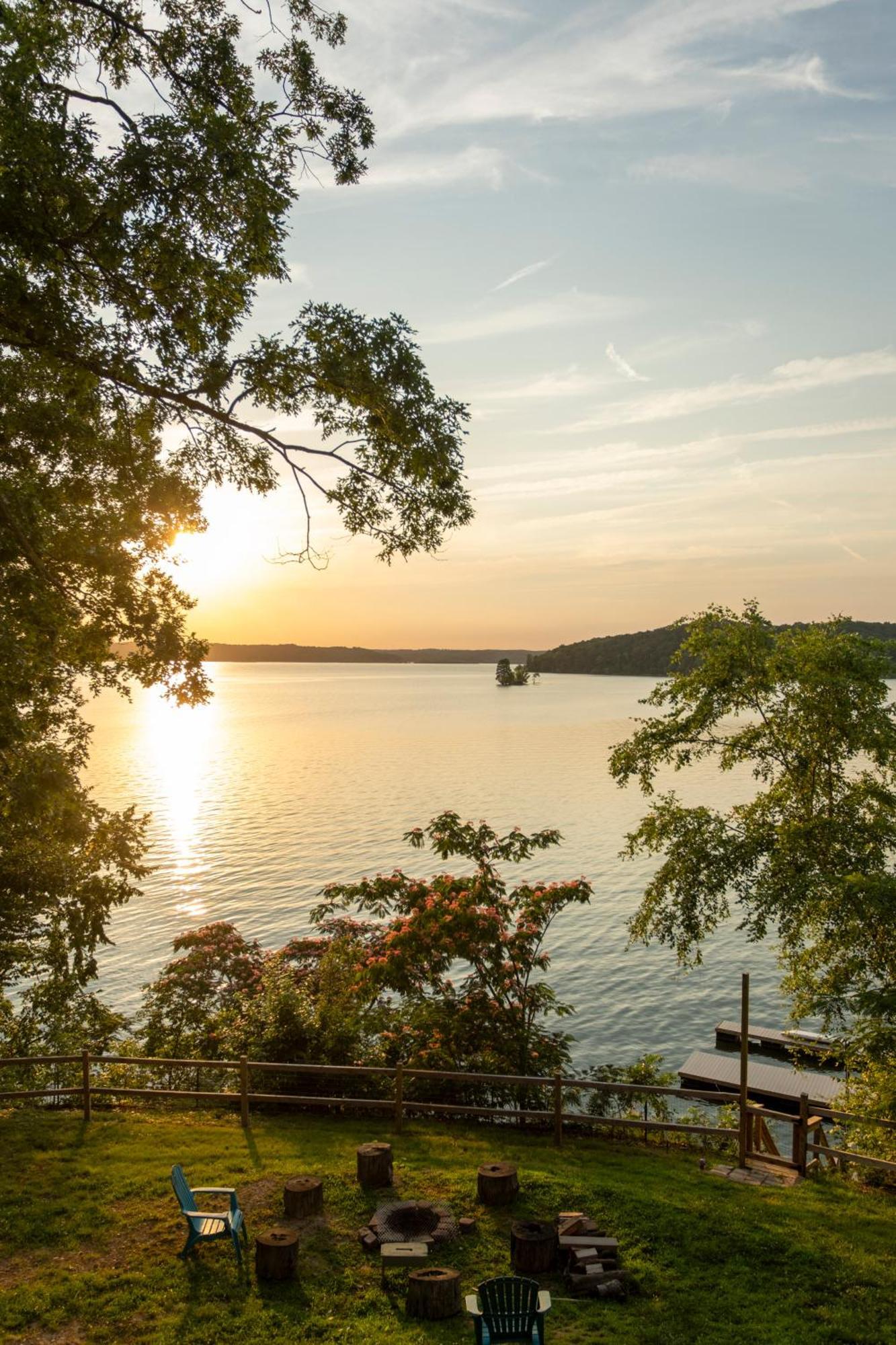 Fox Berry Hill - Lakefront With Dock, Launch & Hot Tub Waverly Exterior photo