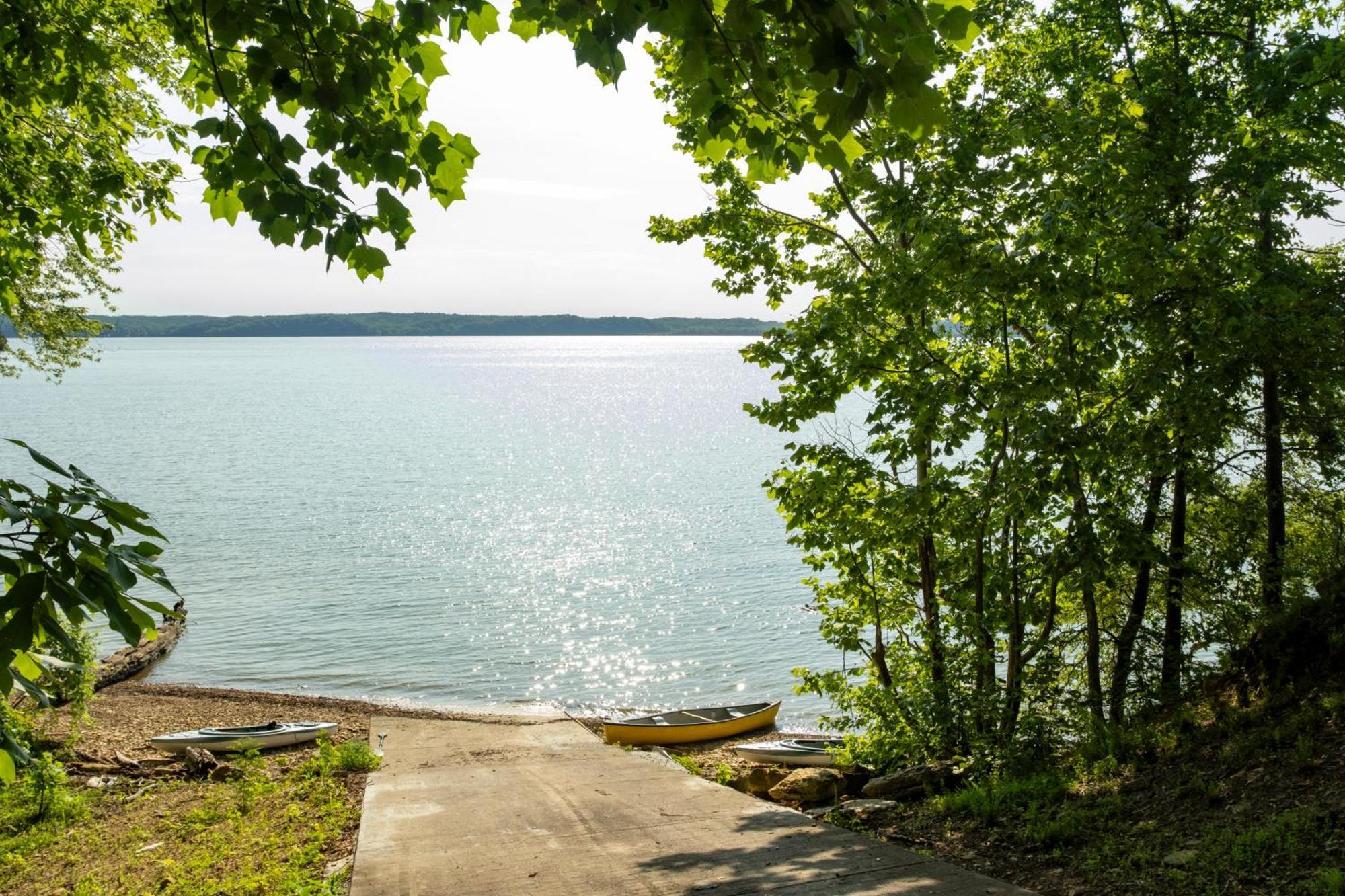 Fox Berry Hill - Lakefront With Dock, Launch & Hot Tub Waverly Exterior photo