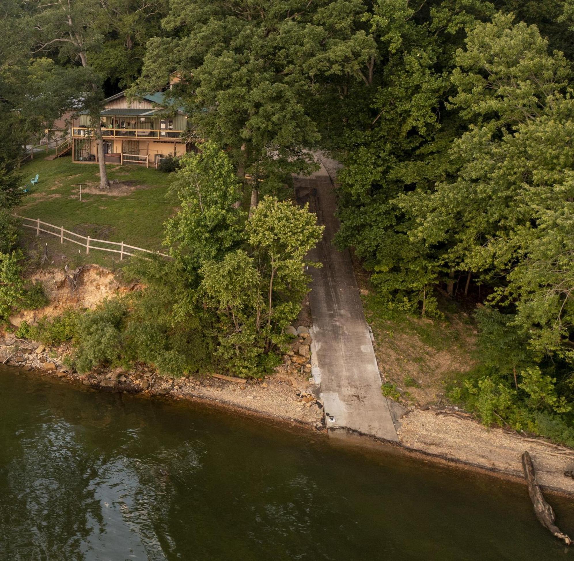 Fox Berry Hill - Lakefront With Dock, Launch & Hot Tub Waverly Exterior photo